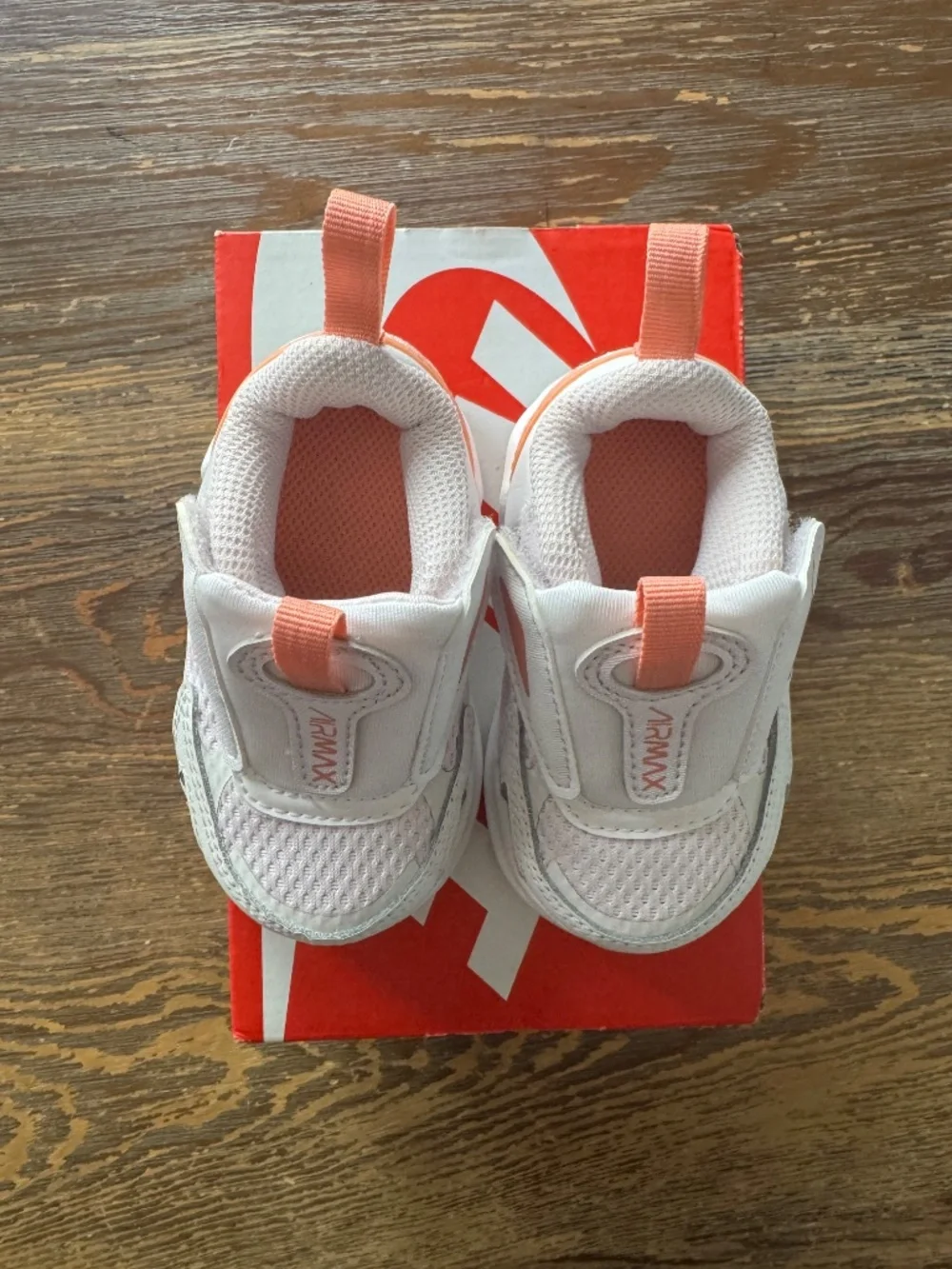 Nike Omni Multi-Court TD (Toddler/Baby) sneakers, in White/Coral Chalk/Sea C